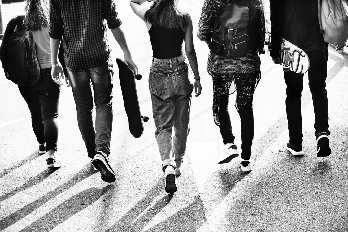 5 college students walking