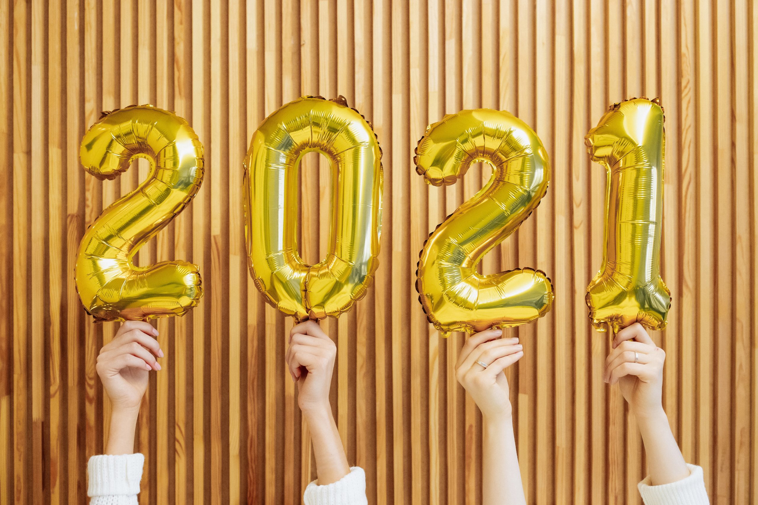 2021 in gold balloons